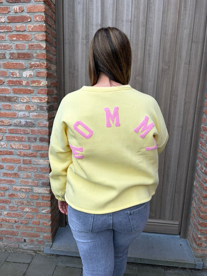 Sweater Mommy geel (uitverkocht)